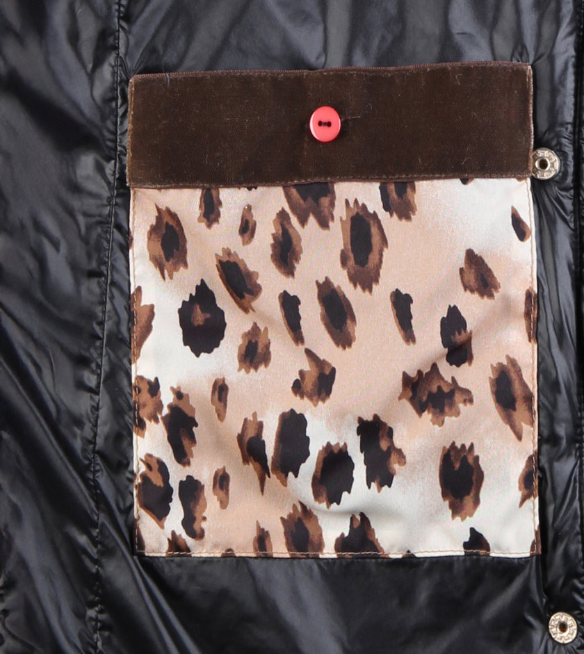 Auf der linken Innenseite des Steppmantels ist eine große Innentasche mit Knopfverschluss aufgesetzt – Detailansicht
