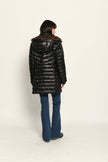 Taillierter schwarzer Steppmantel mit abnehmbarer Kapuze, welche mit braunem Webpelz gefüttert ist – Rückansicht