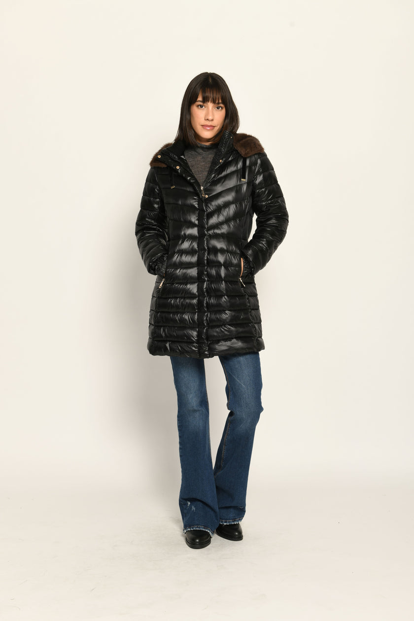 Taillierter schwarzer Steppmantel mit abnehmbarer Kapuze, welche mit braunem Webpelz gefüttert ist – Vorderseite