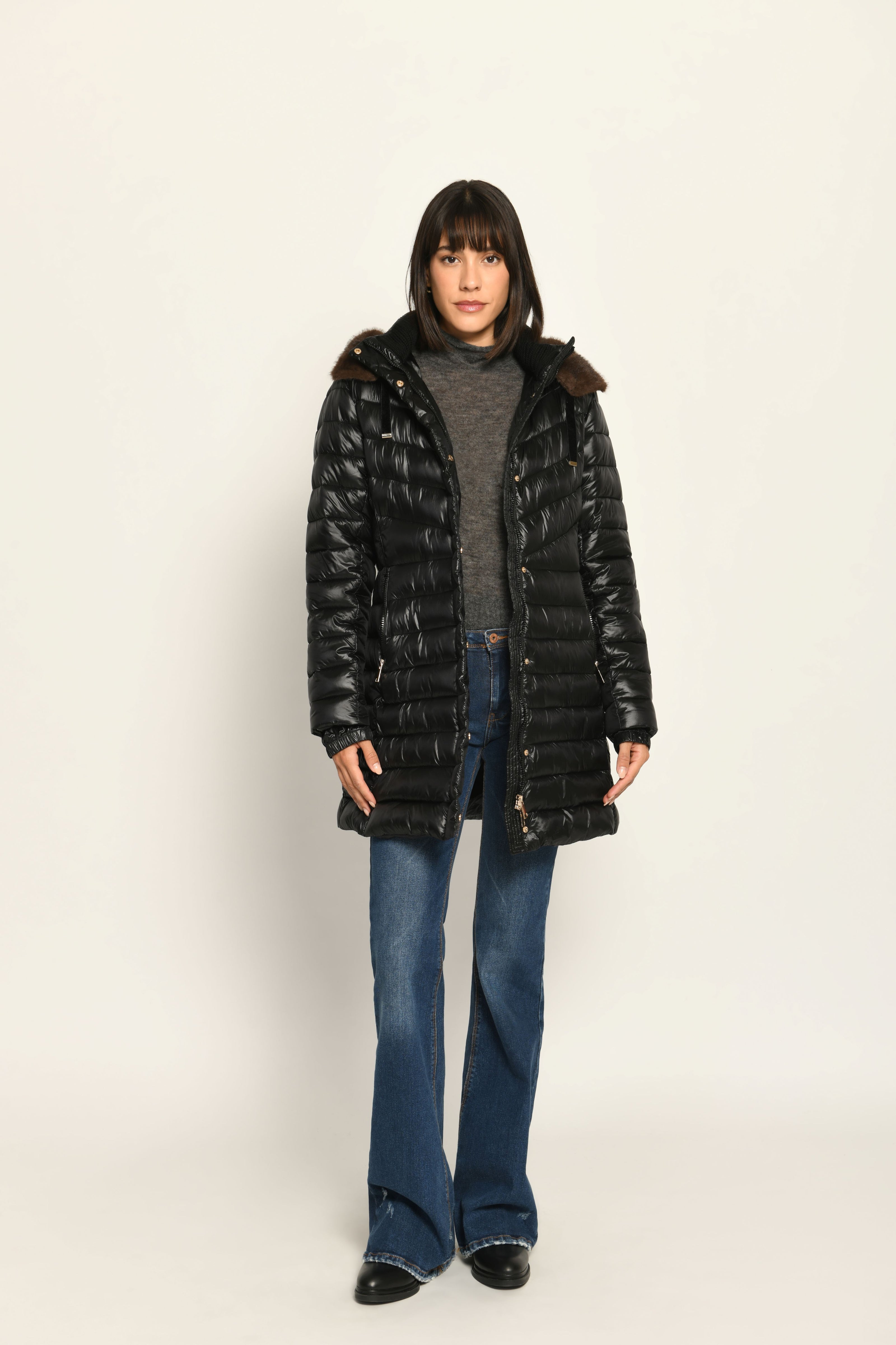 Taillierter schwarzer Steppmantel mit abnehmbarer Kapuze, welche mit braunem Webpelz gefüttert ist – Vorderansicht