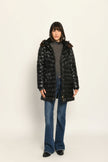 Taillierter schwarzer Steppmantel mit abnehmbarer Kapuze, welche mit braunem Webpelz gefüttert ist – Vorderansicht