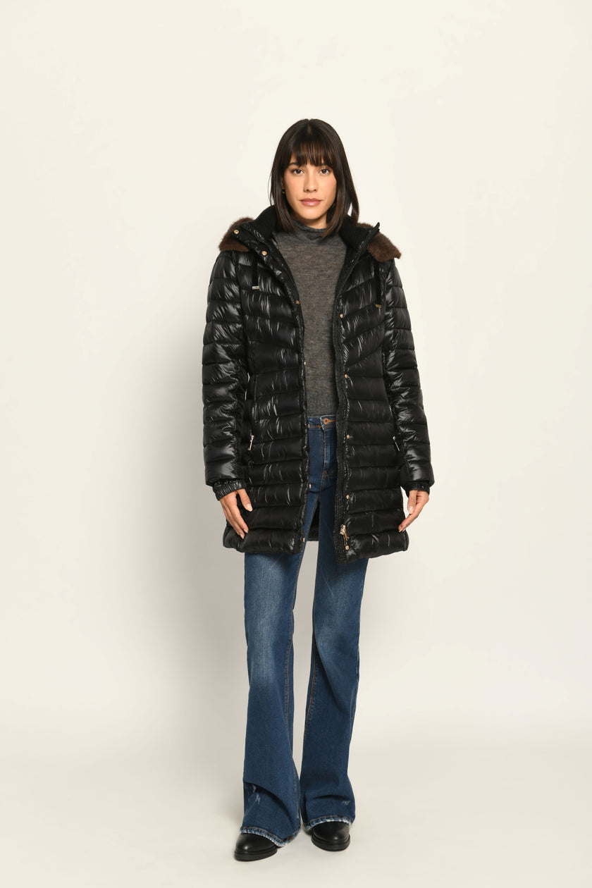 Taillierter schwarzer Steppmantel mit abnehmbarer Kapuze, welche mit braunem Webpelz gefüttert ist – Vorderansicht