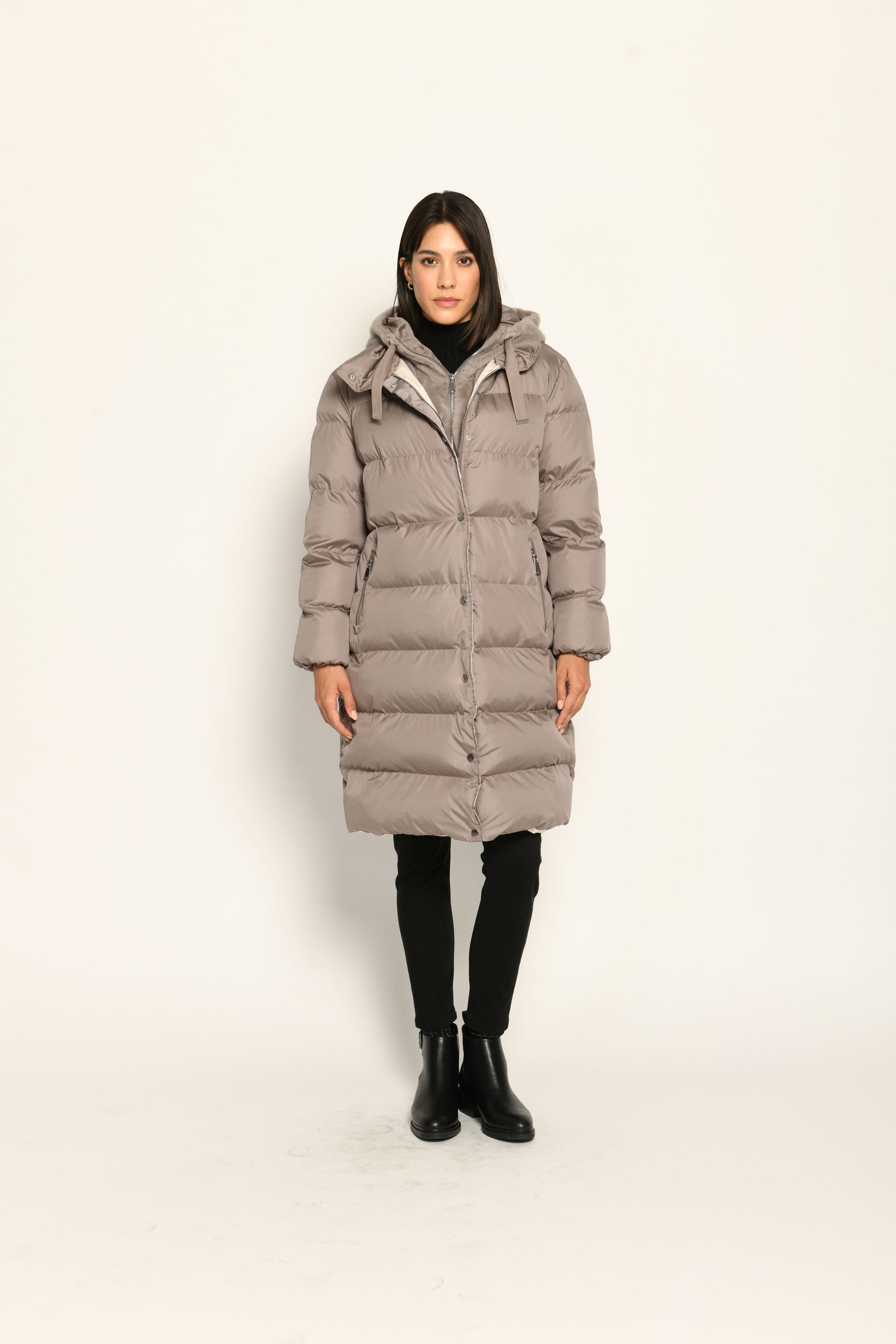 Taupe farbener Winter-Steppmantel für Damen mit synthetischer Daunenfüllung und abnehmbarer Kapuze – Vorderansicht