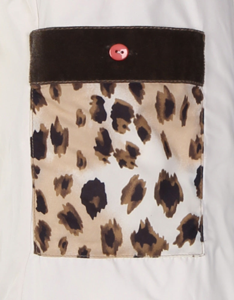 Auf der linken Innenseite des Mantels ist eine große Innentasche mit Knopfverschluss aufgesetzt – Detailaufnahme