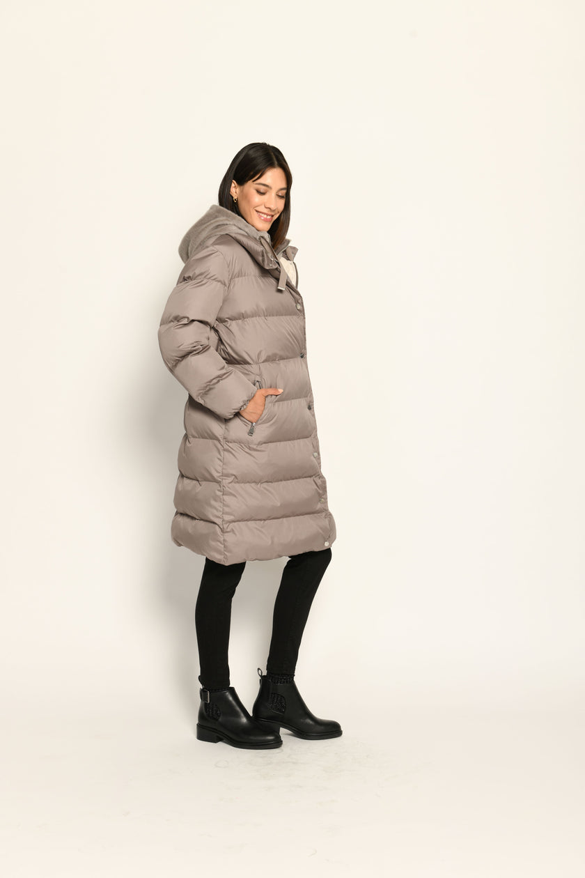 Taupe farbener Winter-Steppmantel für Damen mit synthetischer Daunenfüllung und abnehmbarer Kapuze – Seitenansicht rechts