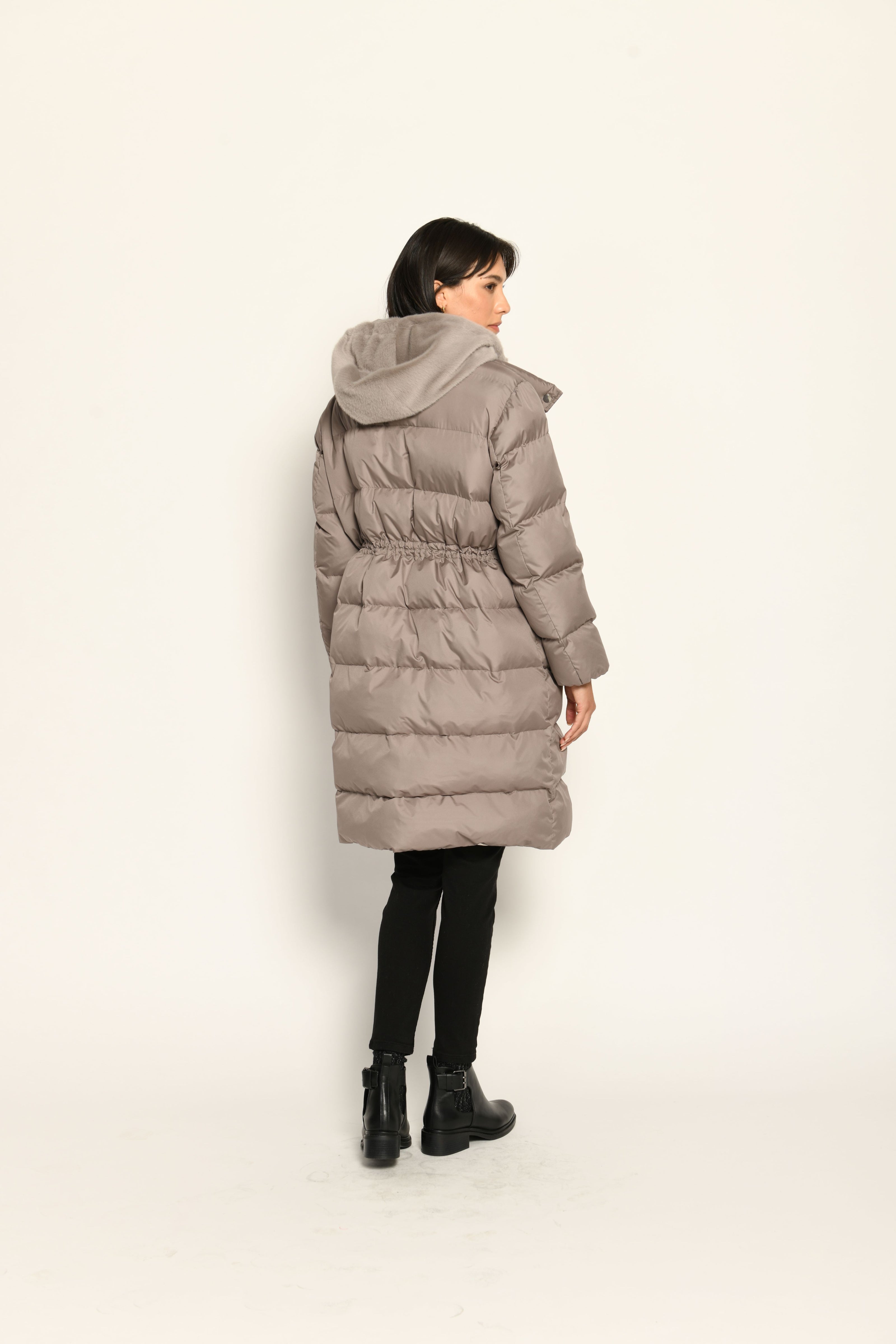 Taupe farbener Winter-Steppmantel für Damen mit synthetischer Daunenfüllung und abnehmbarer Kapuze – Rückansicht