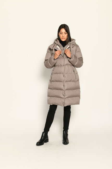 Taupe farbener Winter-Steppmantel für Damen mit synthetischer Daunenfüllung und abnehmbarer Kapuze – Frontansicht