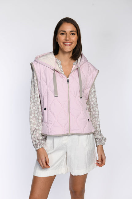 Detailansicht der rosafarbenen Kapuzen-Steppweste im geschlossenen Zustand.