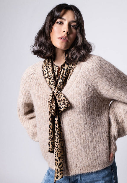 Flauschige kurze Mohair-Strickjacke in der Farbe Beige, lässig kombiniert zu einer Bluse im Leo-Dessin – Vorderansicht