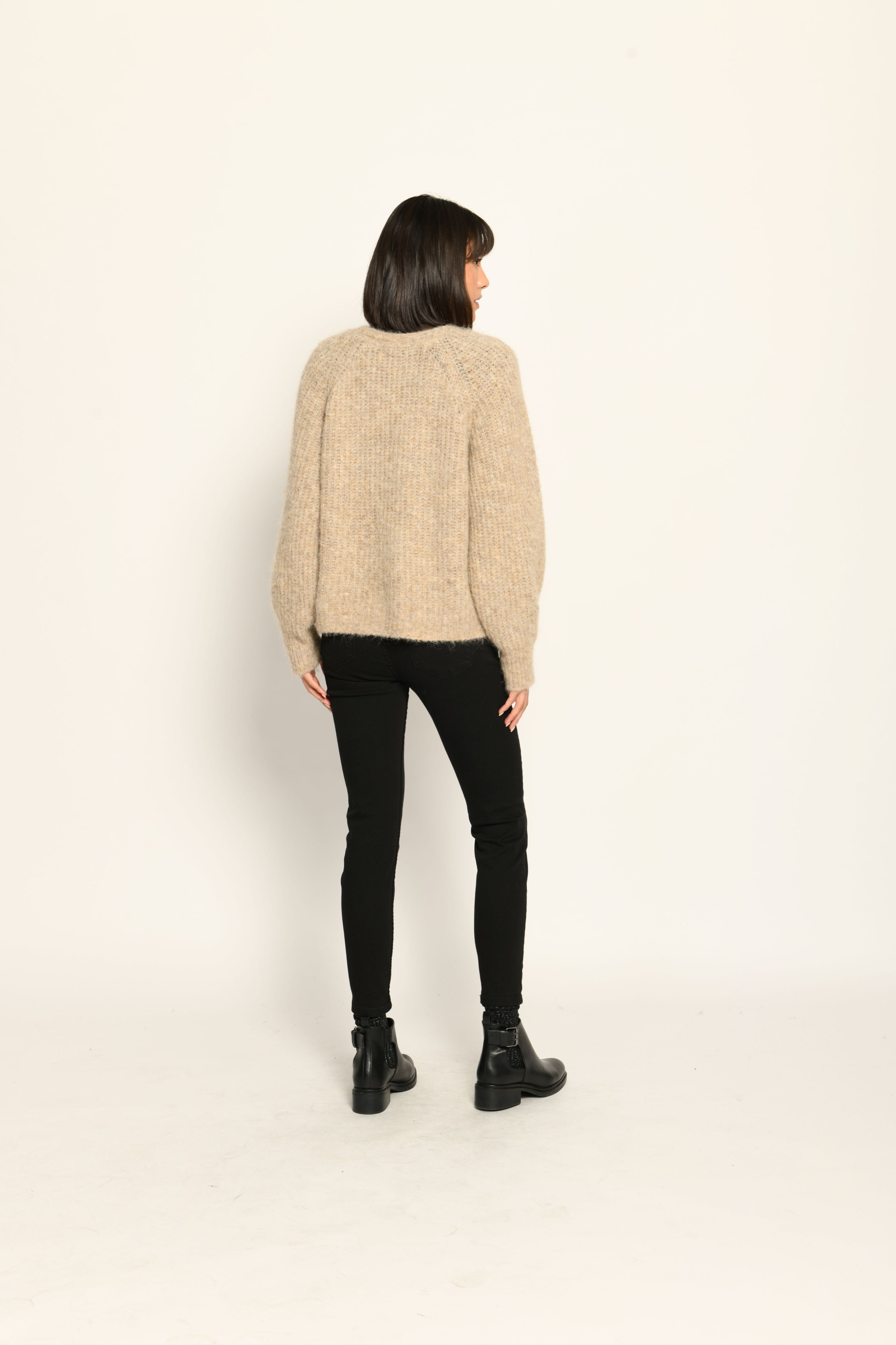 Flauschige kurze Mohair-Strickjacke in der Farbe Beige mit V-Ausschnitt und langen Ärmeln – Rückansicht