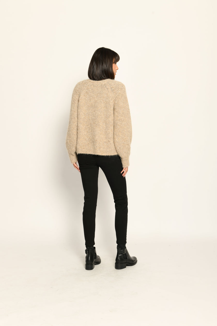 Flauschige kurze Mohair-Strickjacke in der Farbe Beige mit V-Ausschnitt und langen Ärmeln – Rückansicht