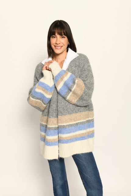 Offene graue Strickjacke für Damen mit beigen, blauen und cremefarbenen Querstreifen.