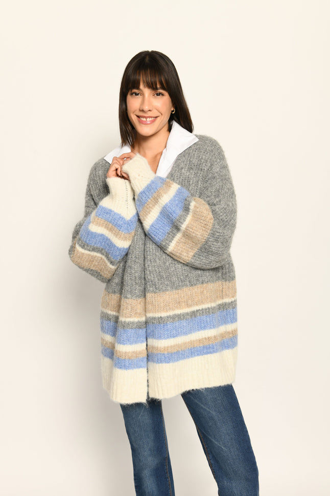 Offene graue Strickjacke für Damen mit beigen, blauen und cremefarbenen Querstreifen.