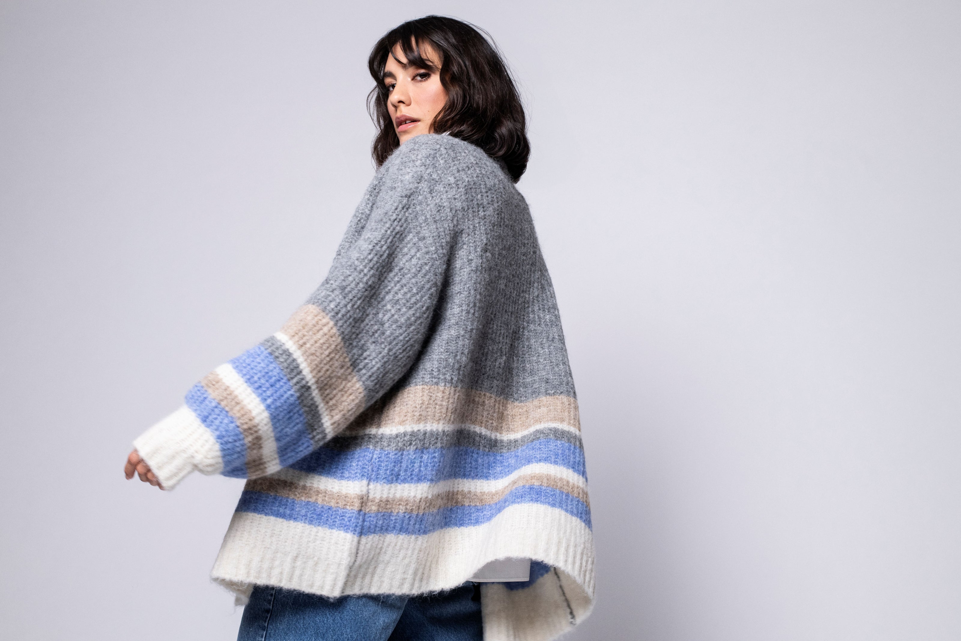 Offene graue Strickjacke für Damen mit beigen, blauen und cremefarbenen Querstreifen – Rückseite