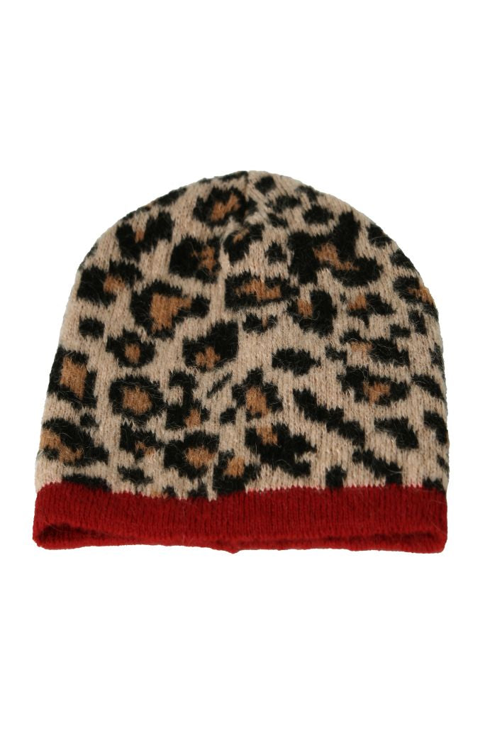 Mannequin-Aufnahme der gestrickten Mütze im Leo-Dessin mit roter Kontrastkante.