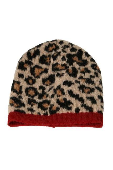 Mannequin-Aufnahme der gestrickten Mütze im Leo-Dessin mit roter Kontrastkante.