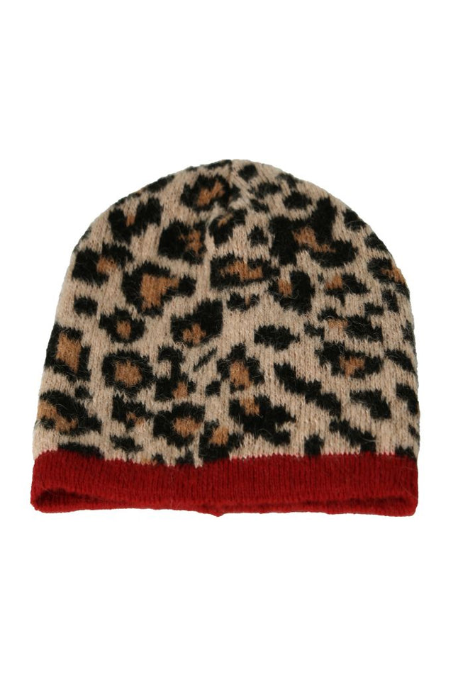 Mannequin-Aufnahme der gestrickten Mütze im Leo-Dessin mit roter Kontrastkante.