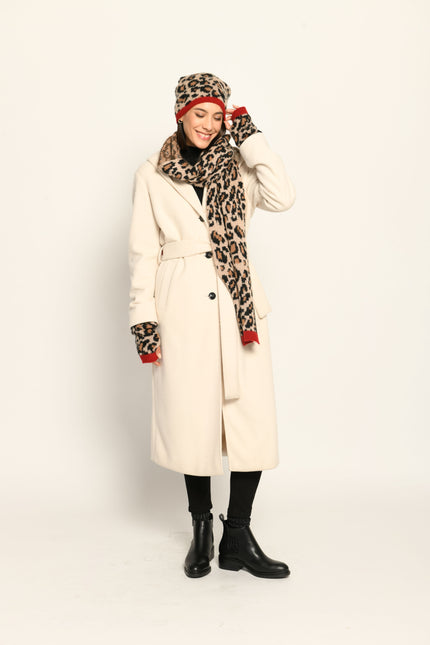 Model trägt Strickmütze, Schal und Stulpen im Leo-Dessin, lässig kombiniert zu einem cremefarbenen Mantel – Vorderansicht