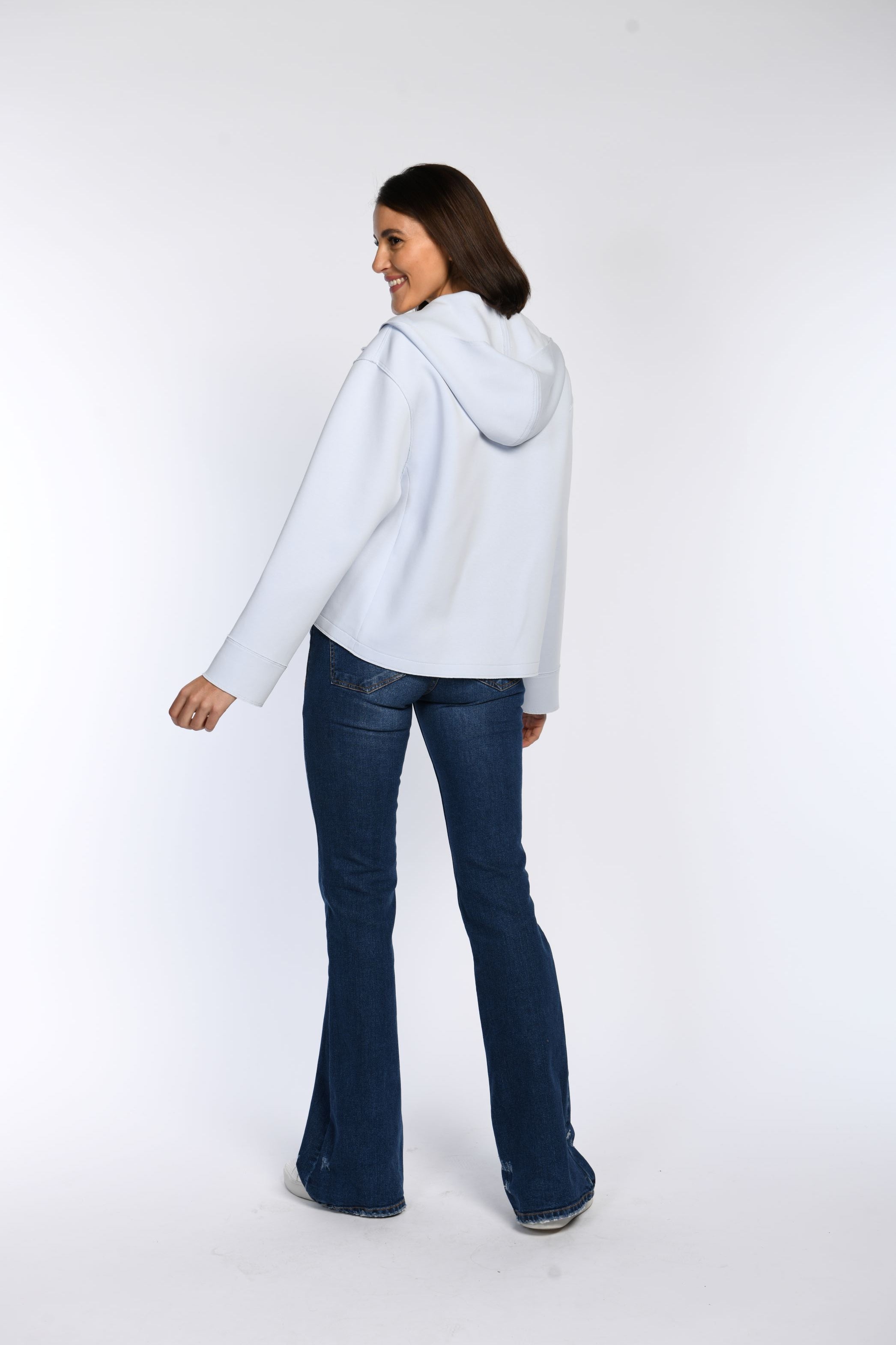 Rückenansicht der blauen Kapuzensweatjacke: Das Bild zeigt den lockeren Fall der Kapuze und das weiche Material.