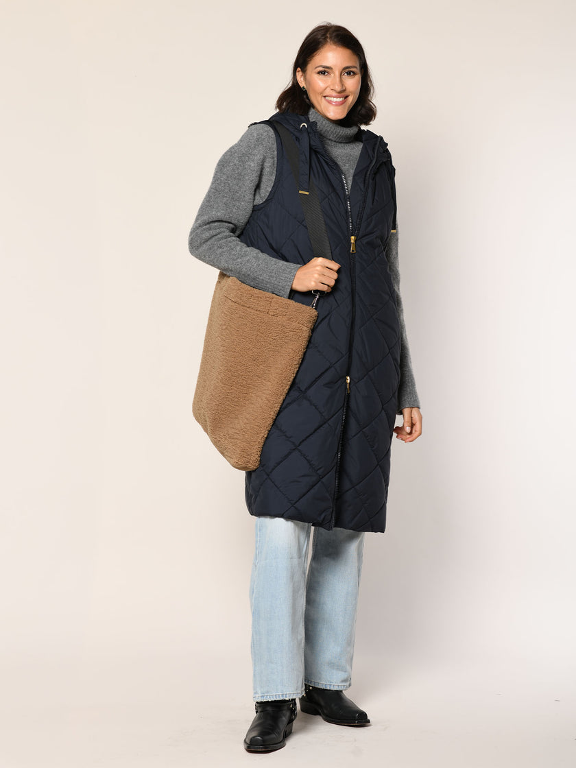 Shopper im Teddy-Look