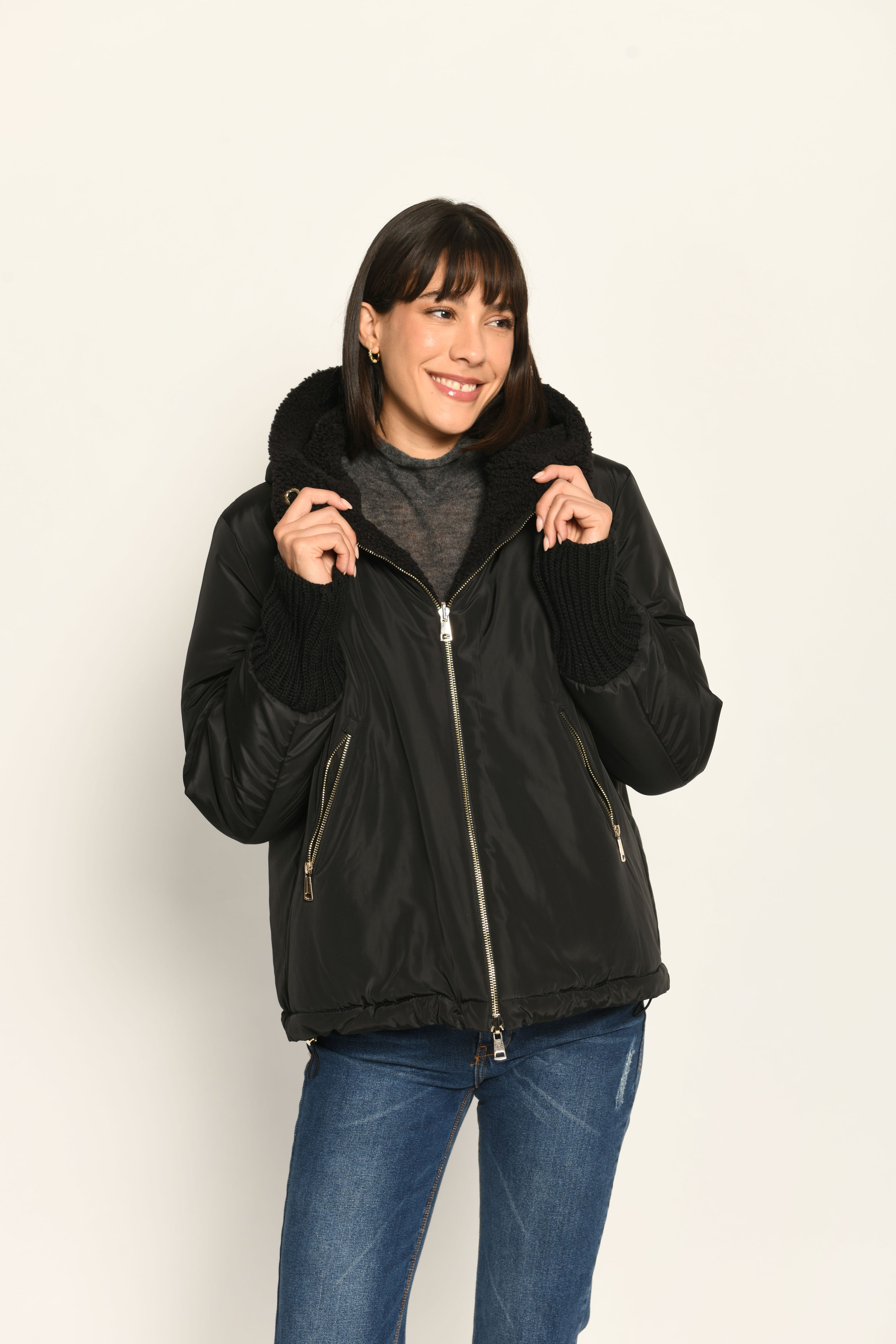 Model trägt schwarze gefütterte Wendejacke aus wärmendem Teddy-Webpelz mit Kapuze – Nylon Vorderansicht