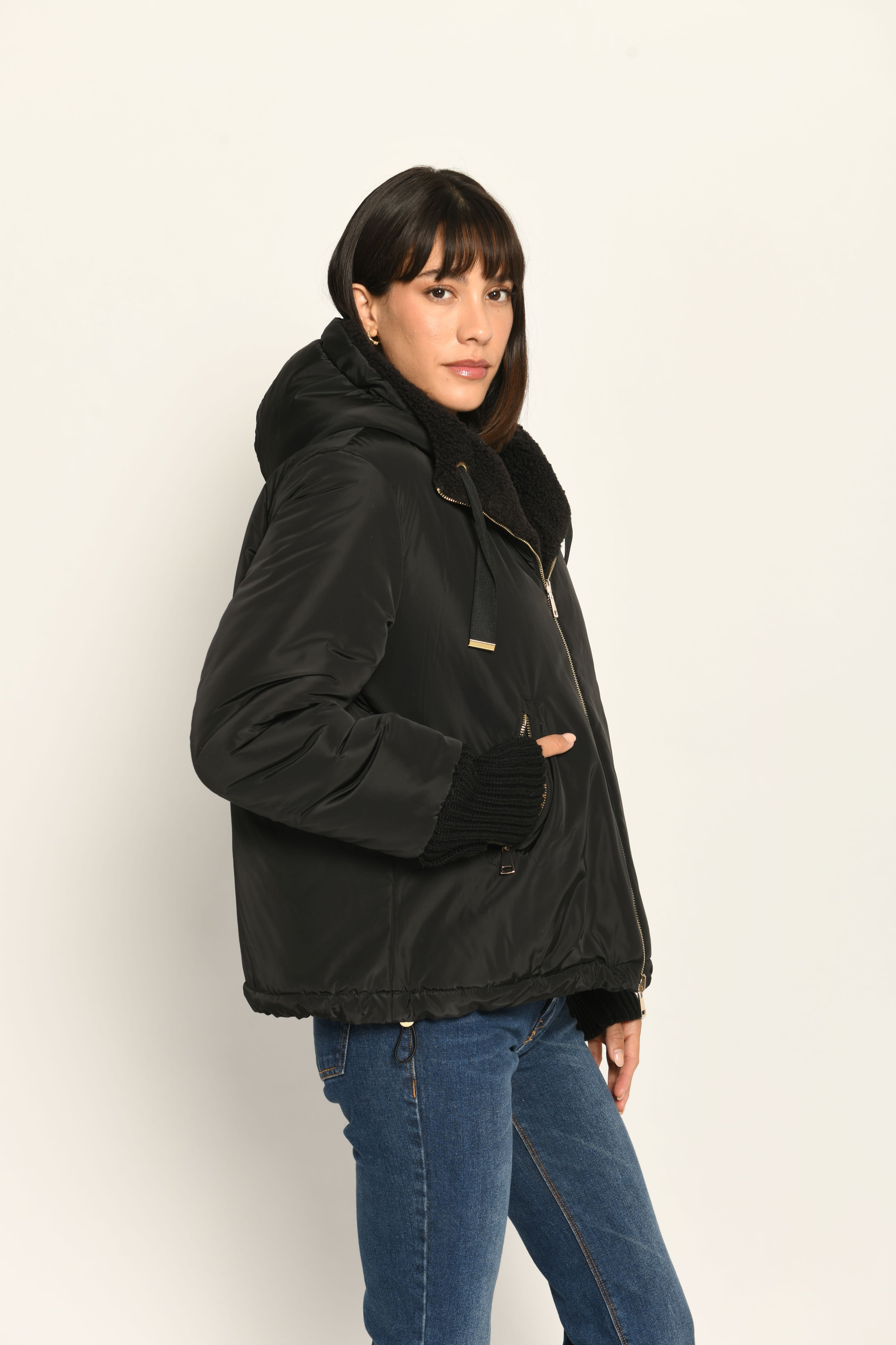 Model trägt schwarze gefütterte Wendejacke aus wärmendem Teddy-Webpelz mit Kapuze – Nylon-Seitenansicht