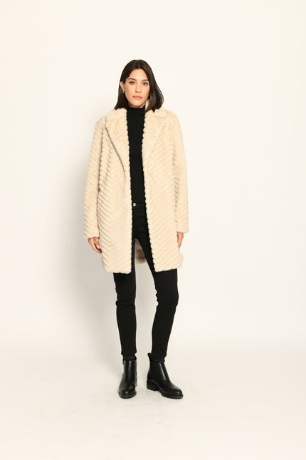 Wintermantel für Damen in Fischgratstruktur und der Farbe Ecru lässig kombiniert zu einer schwarzen Jeans – Front