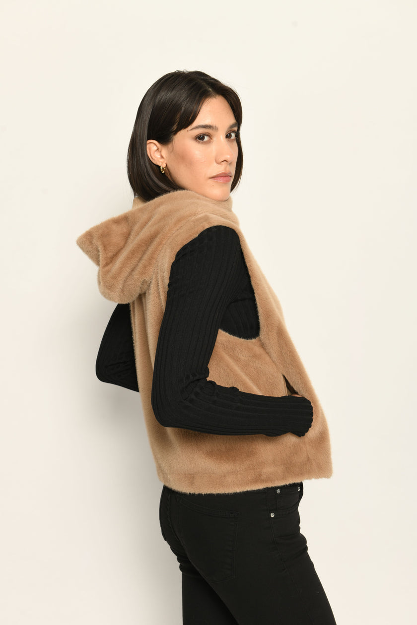 Kurze Weste für Damen aus flauschigem Webpelz in der Farbe Camel inklusive Kapuze – Seitenansicht