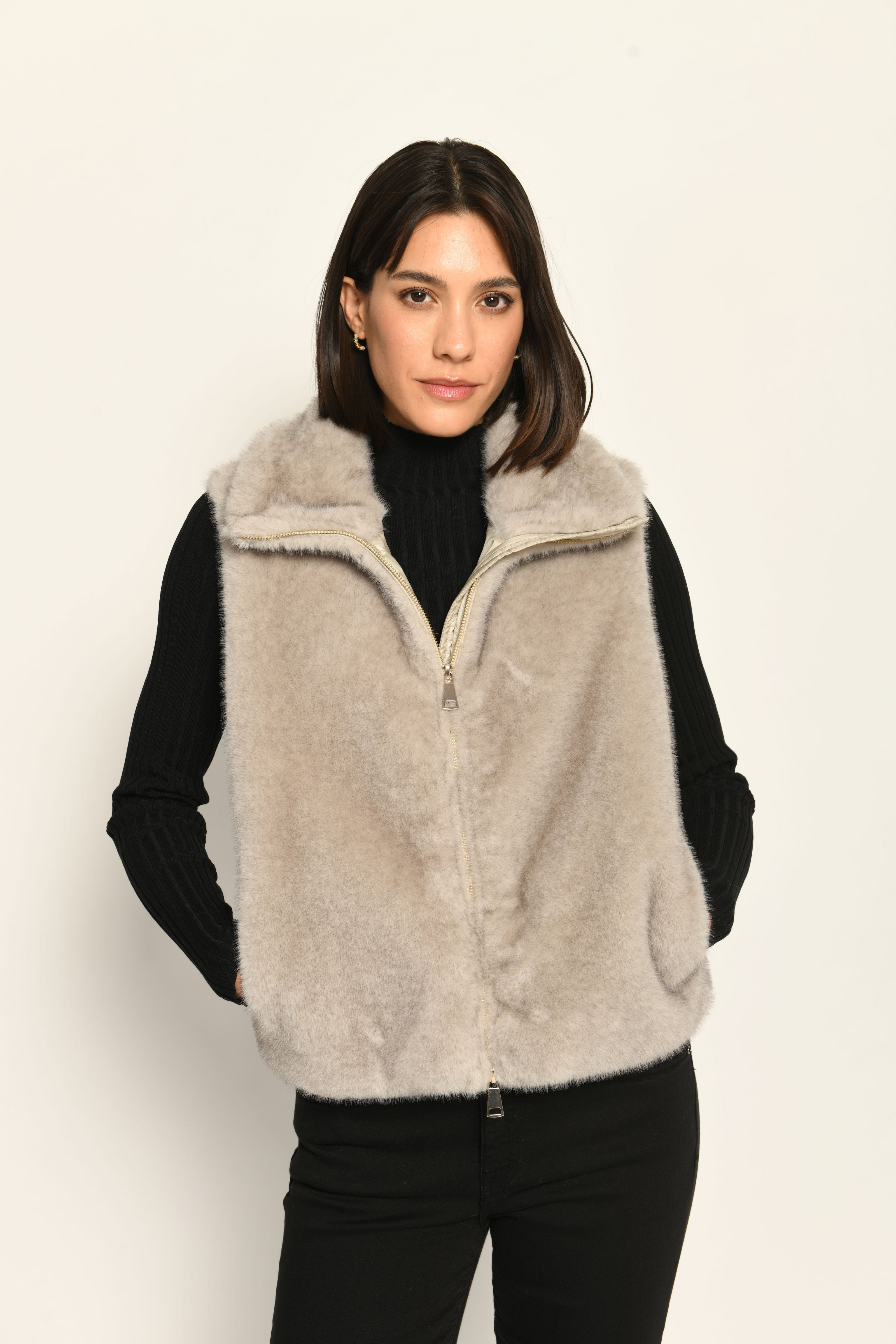 Hellbraune Weste für Damen aus Materialmix. Vorderseite besteht aus Webpelz, Rückseite ist gesteppt – Front