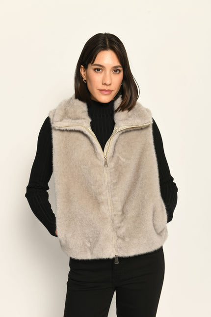 Hellbraune Weste für Damen aus Materialmix. Vorderseite besteht aus Webpelz, Rückseite ist gesteppt – Front