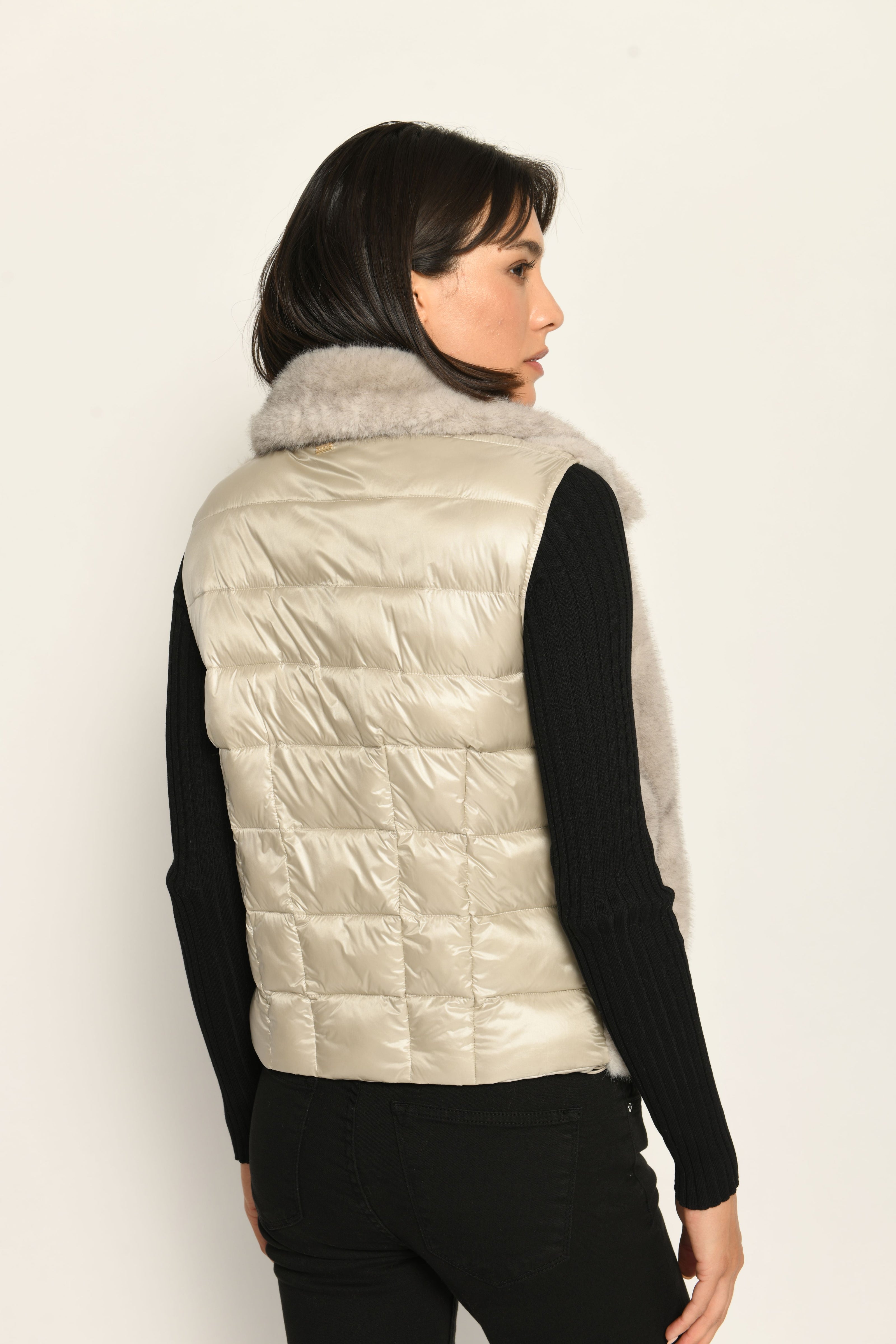 Hellbraune Weste für Damen aus Materialmix. Vorderseite besteht aus Webpelz, Rückseite ist gesteppt – Rücken