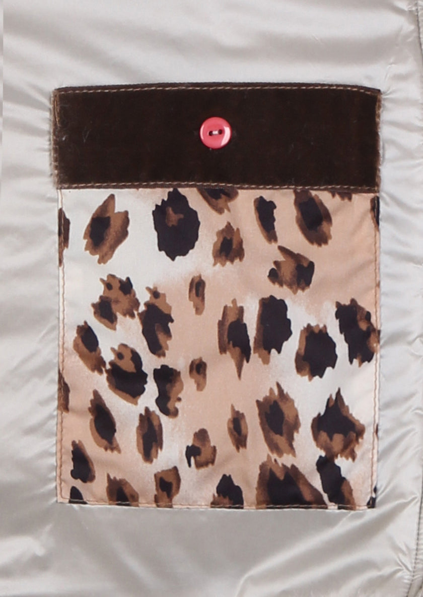 Auf der linken Innenseite der Weste ist eine große Innentasche mit Knopfverschluss – Detailaufnahme