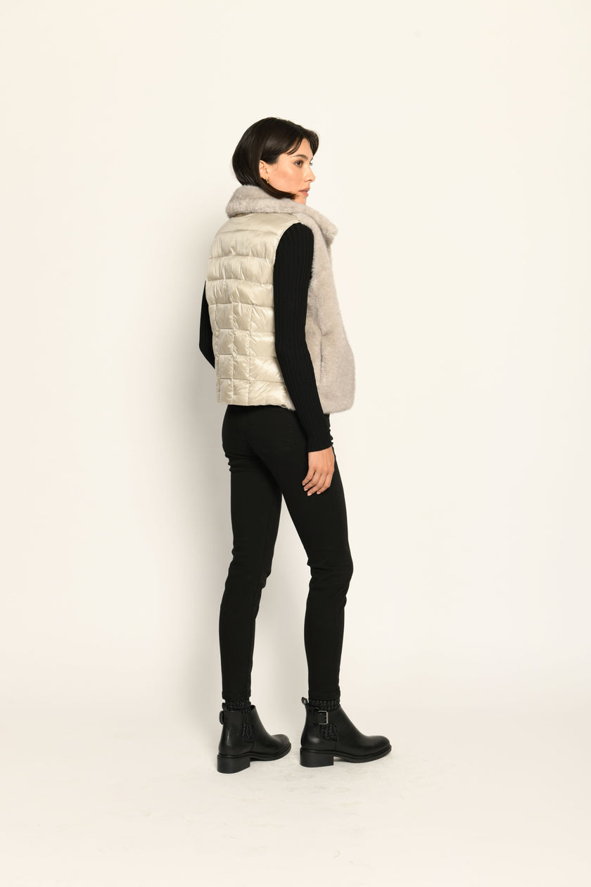 Hellbraune Weste für Damen aus Materialmix. Vorderseite besteht aus Webpelz, Rückseite ist gesteppt – Rückansicht