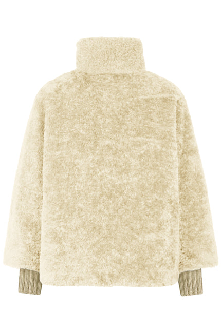 Cremefarbene Webpelzjacke für Damen mit beigen Strickmanschetten am Ärmel und Stehkragen – Rückansicht