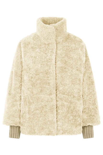 Cremefarbene Webpelzjacke für Damen mit beigen Strickmanschetten am Ärmel und verdeckten Druckknöpfen – Vorderansicht