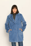 Blauer Webpelzmantel für Damen in legerer Passform mit breitem Revers – Vorderansicht, geschlossen getragen
