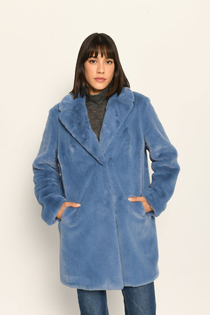 Blauer Webpelzmantel für Damen in legerer Passform mit breitem Revers – Vorderansicht, geschlossen getragen