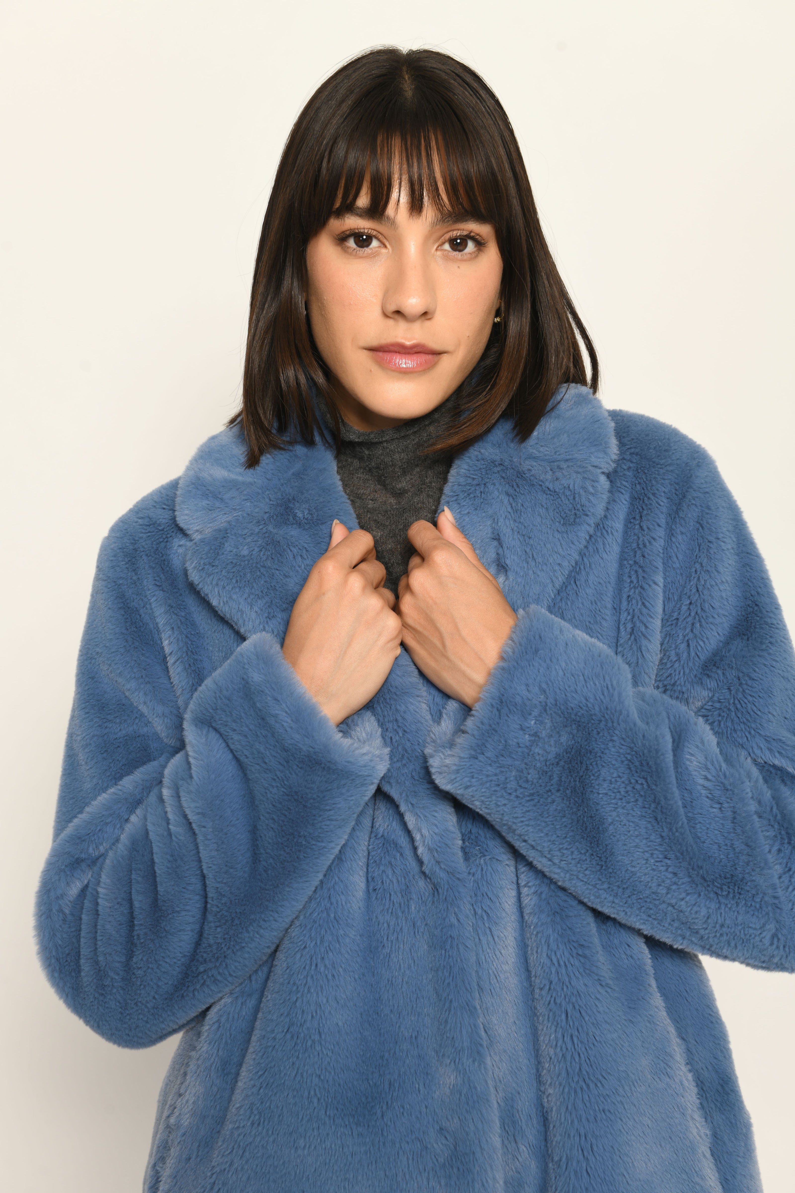 Blauer Webpelzmantel für Damen in legerer Passform mit breitem Revers – Nahaufnahme 