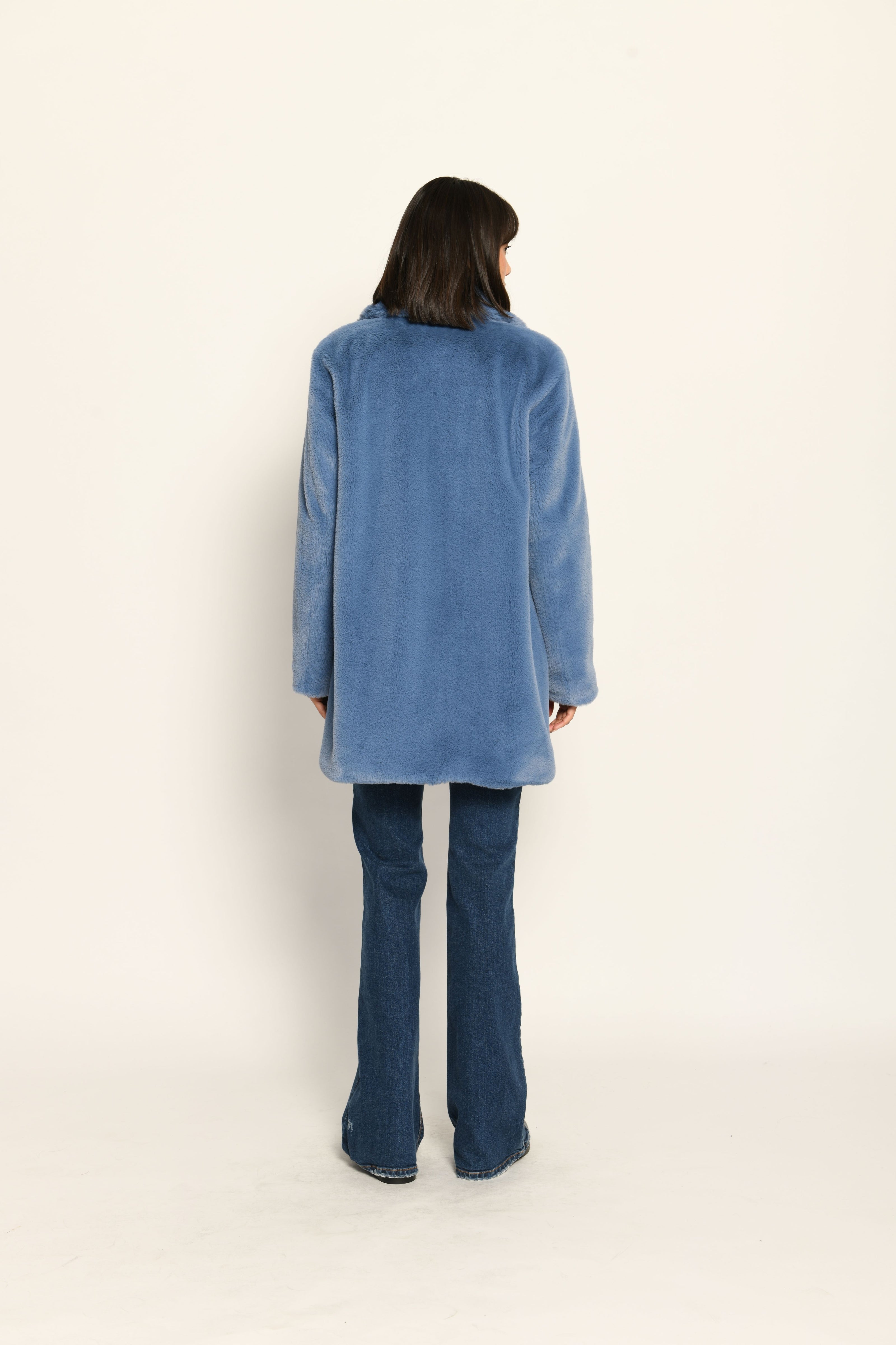 Blauer Webpelzmantel für Damen in legerer Passform mit breitem Revers – Rückansicht