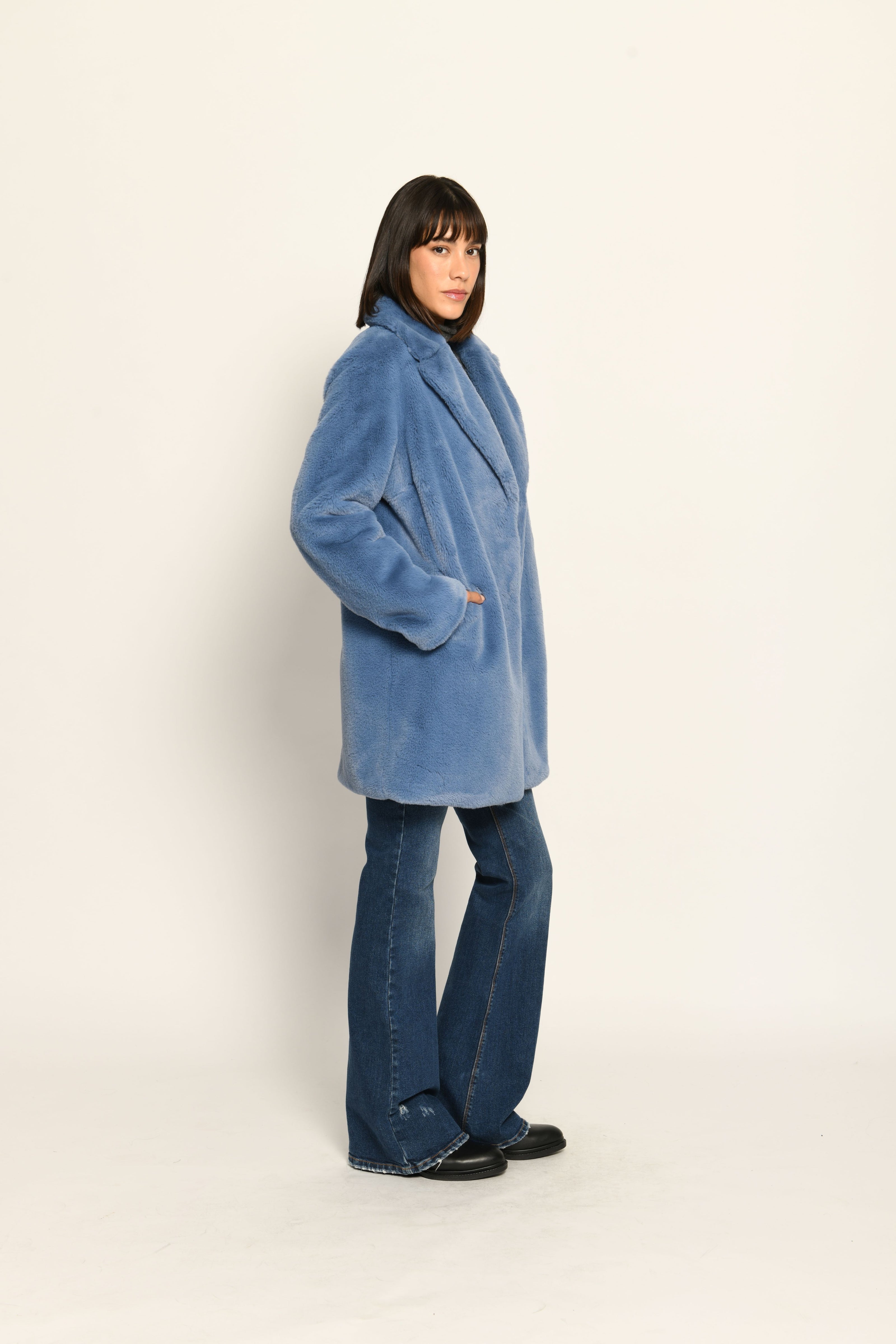 Blauer Webpelzmantel für Damen in legerer Passform mit breitem Revers – Seitenansicht von rechts