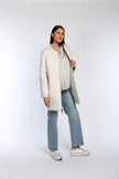 Wendeblouson in Beige mit mintrüner Innenseite. Die geöffnete Tragevariante präsentiert beide Farboptionen der Wendejacke.