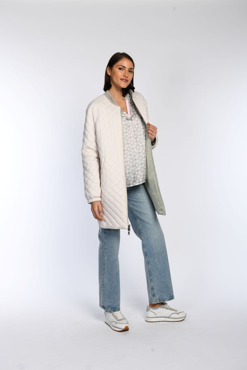 Wendeblouson in Beige mit mintrüner Innenseite. Die geöffnete Tragevariante präsentiert beide Farboptionen der Wendejacke.