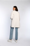 Die Rückansicht zeigt den wendbaren Blouson in der Farbe beige.