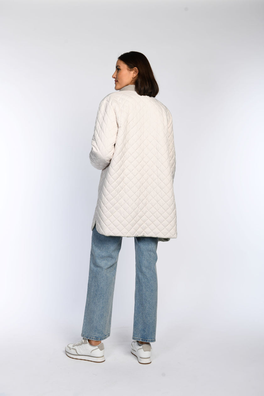 Die Rückansicht zeigt den wendbaren Blouson in der Farbe beige.