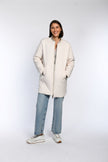 Moderner Wendeblouson in Beige. Das Bild zeigt die helle, Seite der Wendejacke in Kombination mit einer Jeans.