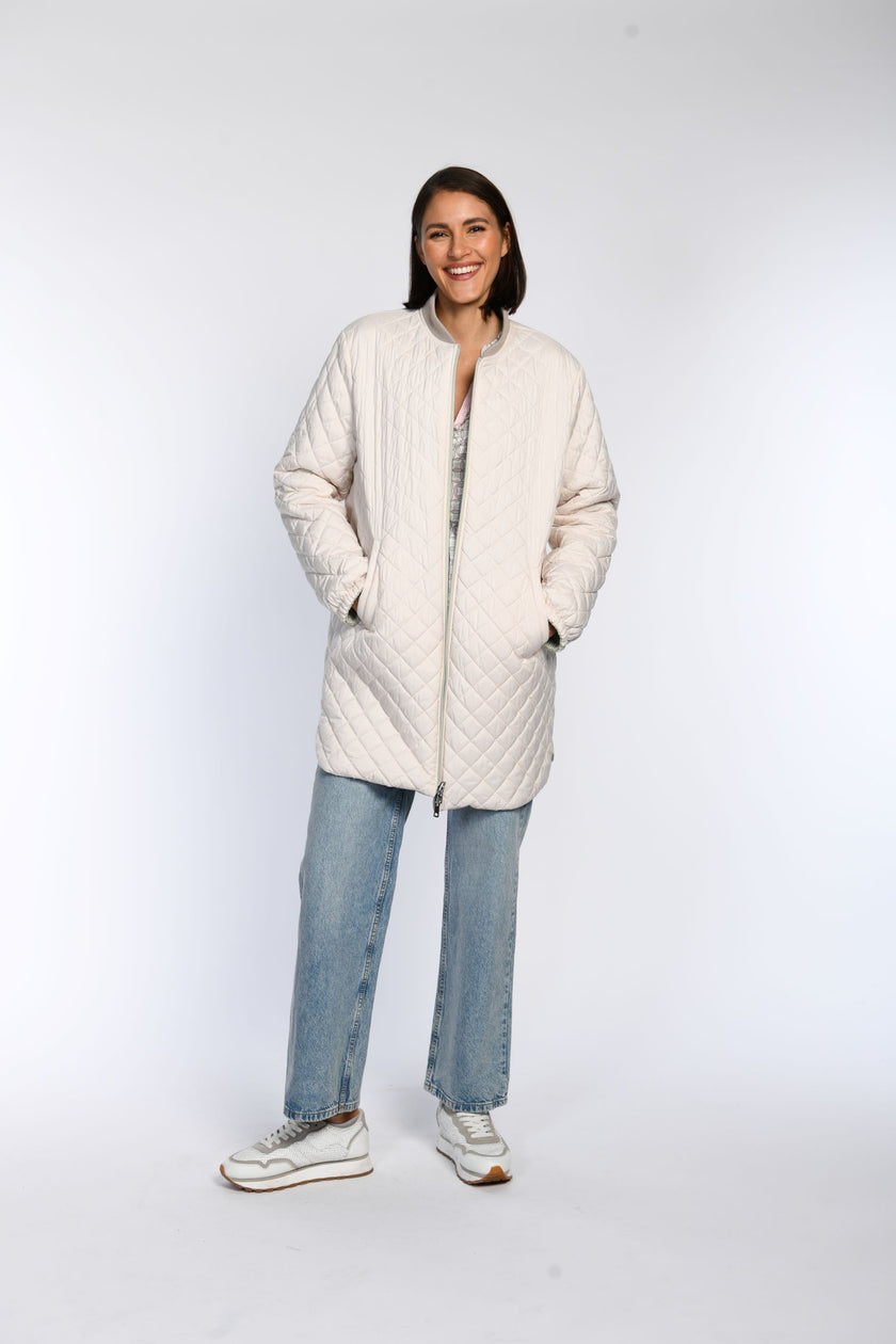 Moderner Wendeblouson in Beige. Das Bild zeigt die helle, Seite der Wendejacke in Kombination mit einer Jeans.