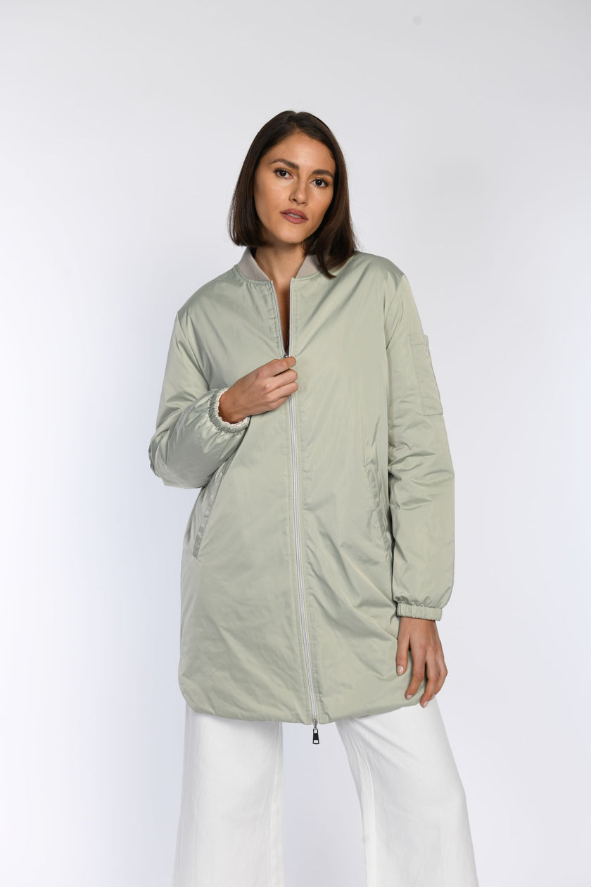 Vollständiger Look in der Vorderansicht: Ein mintgrüner, beidseitig tragbarer Blouson, geschlossen gestylt zur weißen Jeans. 