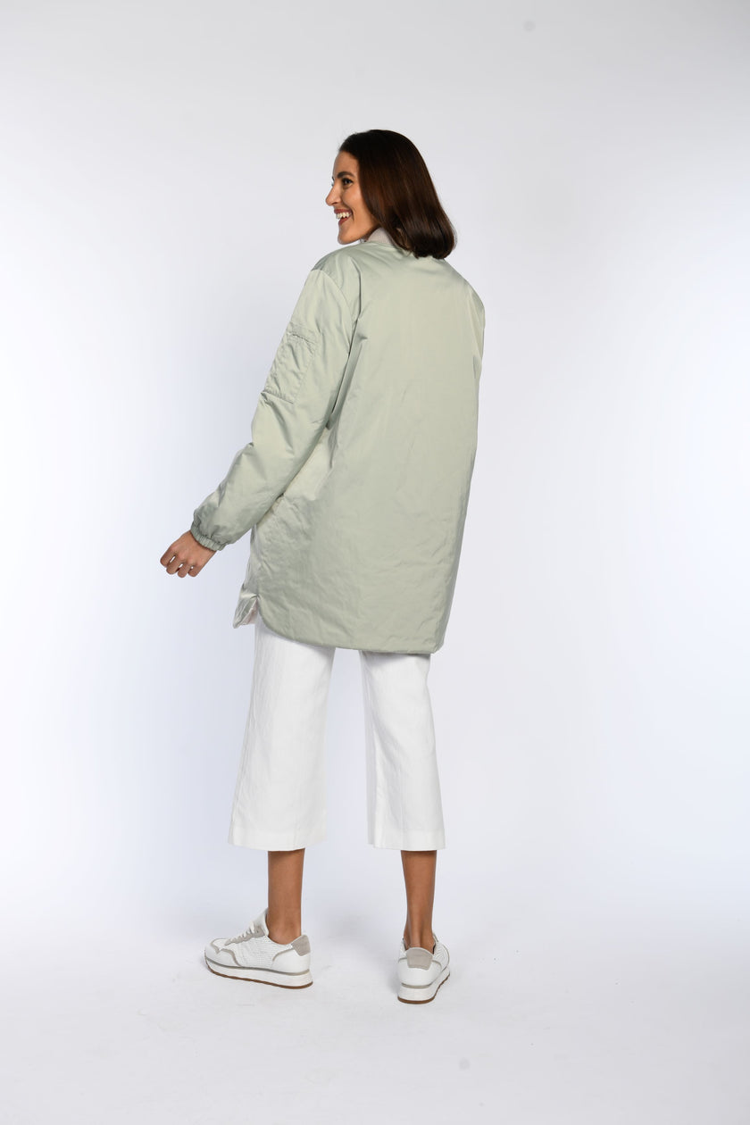 Die Rückansicht zeigt den beidseitig tragbaren Blouson in einem frischen Mintgrün. 