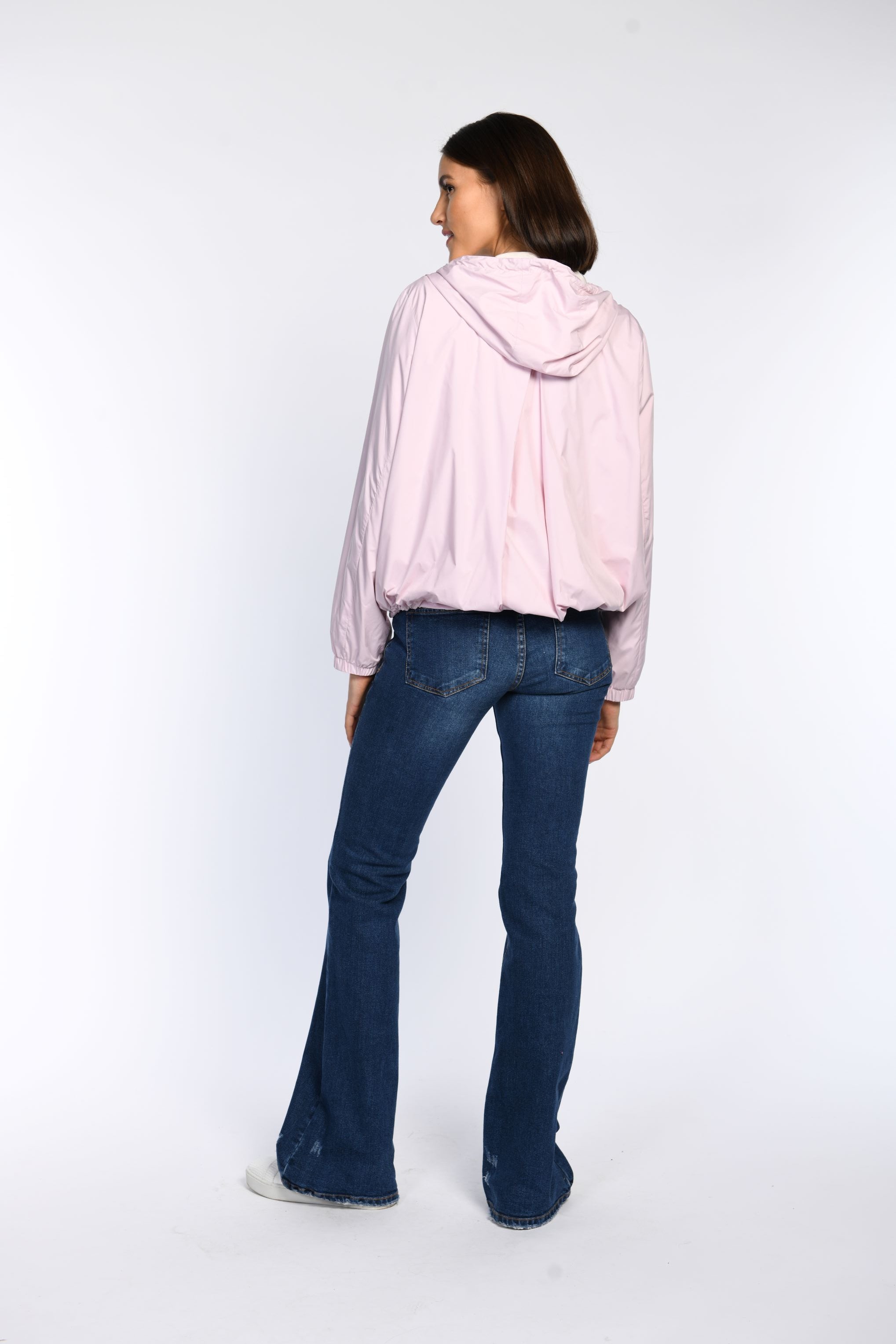 Model trägt sommerliche Wendejacke in Rosa mit Blouson-Effekt.