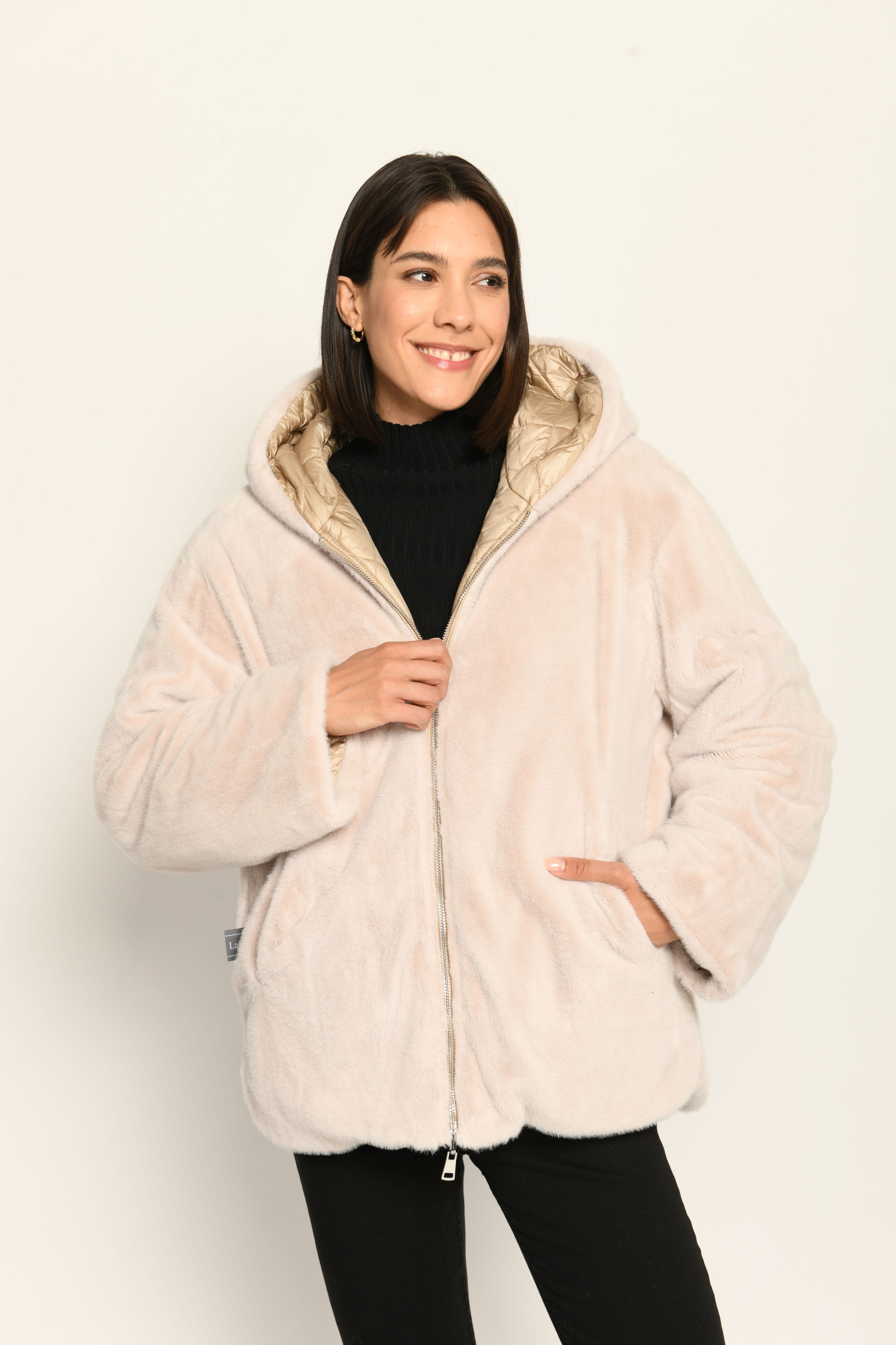 Oversized-Wendejacke für Damen mit hellem Webpelz als Außenseite, Innenseite aus gestepptem Material – Vorderansicht